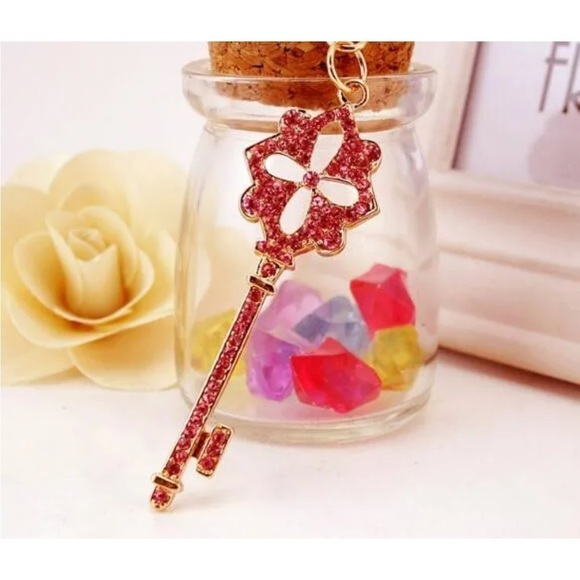 BETSEY JOHNSON STUNNING PINK ALLOY AND RHINESTONE KEY NECKLACE - Picture 1 of 2